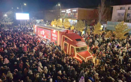 Қонаев көшелерін думанға бөлеген Coca-Cola керуені келді Қонаев қаласы Coca-Cola керуені