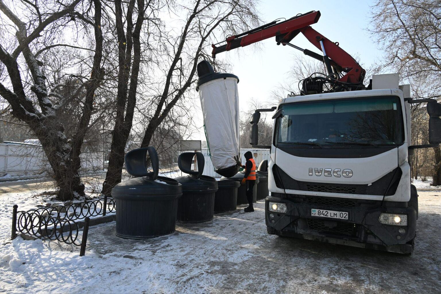 Алматыдағы қоқыс «реформасы»: темір кетті, пластик жетті, зауыт жоқ қоқыс контейнерлерін