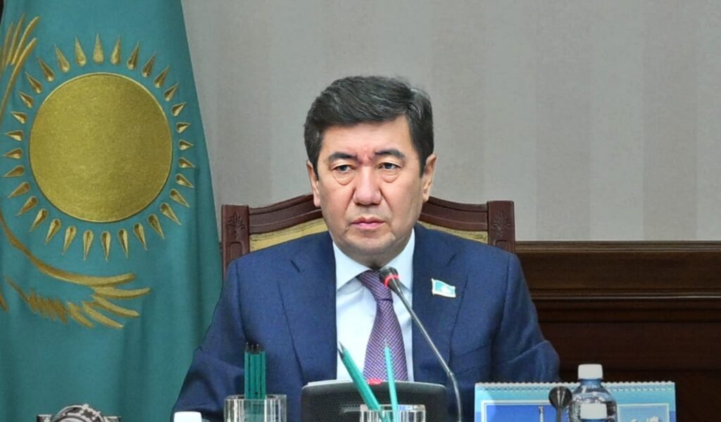 Депутаттарға «дежурный» жауап: Қошанов Үкіметке қатаң ескерту жасады Мәжіліс депутаттары
