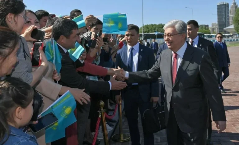 Президентке сенім жоғары: азаматтардың 77 пайызы оның қызметін қолдайды Қазақстан Тоқаев сауланама Президент сенім