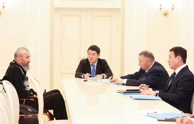 Маңғыстау облысы әкімі қабылдауға жиналған халықтың таң атқанша қабылдады Нұрдәулет Қилыбай