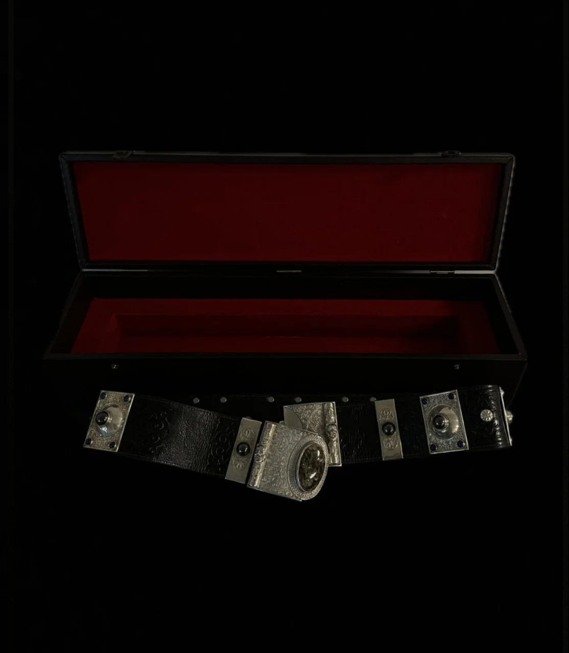 қымбат сағаттар мен зергерлік бұйымдар