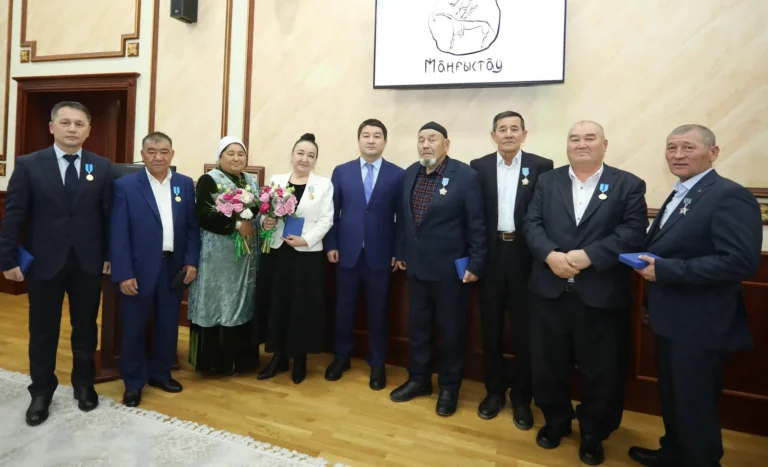 Әкім еңбек адамдарын марапаттады