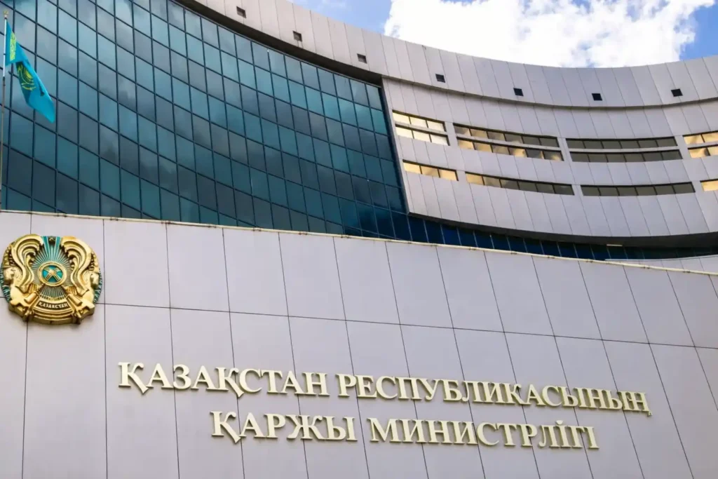 Мобильді аударымдар бойынша жаңа тәртіп: кімдердің шоты тексеріледі Мемлекеттік кірістер комитеті