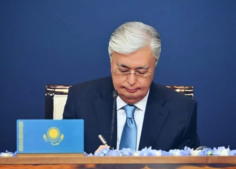 Президент мақұлдаған пакет: отбасы, білім және мәдениетте не өзгереді жаңа заңға қол қойды