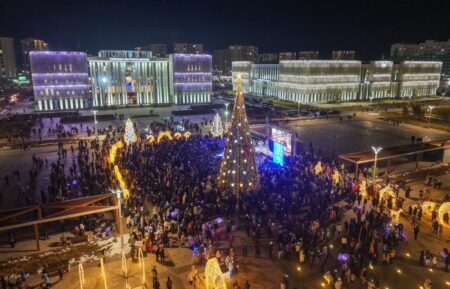 Түркістанда бас шыршаның шамы жағылып, жаңа жыл қарсы алынды Түркістанда бас шырша жағылды