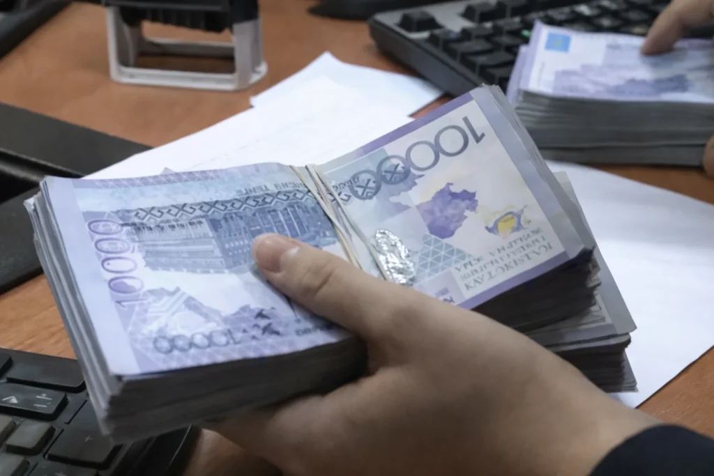 Жасырын база: Ұлттық банк ел ішіндегі күдікті сейілтті Кассадан ақша алу