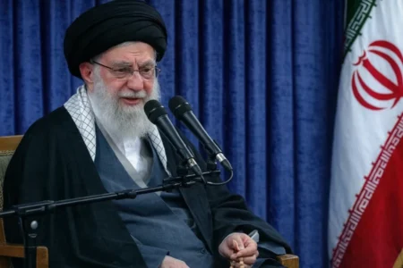 Хаменеи үндеуі: Қаржы мен саясат арасында қалған Иран наразылығы Әли Хаменеи мәлімдеме жасады