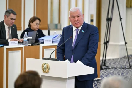 «Жеңіл сөзден» жүйелі ойға: Әбенов шығармашылық еркіндікті Конституциямен бекітпек Мұрат Әбенов