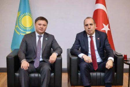 Кремль шекарасынан 20 шақырым жерде: «ҚазМұнайГаз» алыптармен альянс құрып жатыр Қазақстан мұнай-газ қорын көбейту үшін