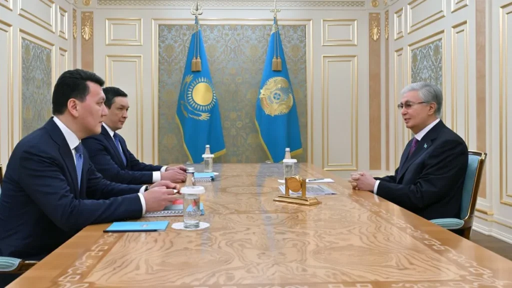 Сенатсыз Қазақстан: Тоқаев тапсырған Парламент реформасының алғашқы сұлбасы Тоқаев пен Қарин