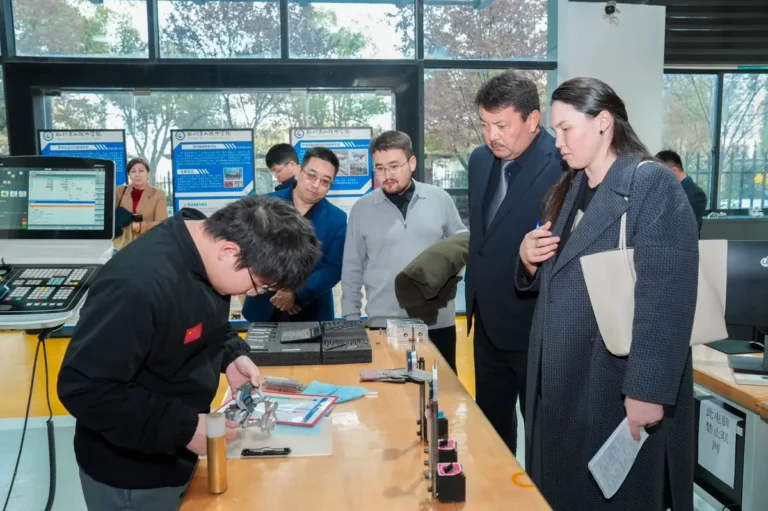 APEC PetroTechnic колледжі