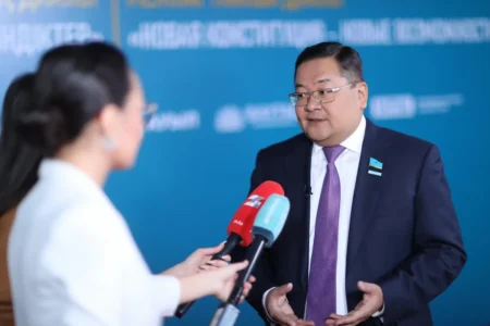 Айдос Сарым: «Жаңа Конституцияның 3-бабы мемлекет саясатының алтын қазығы» айдос сарым