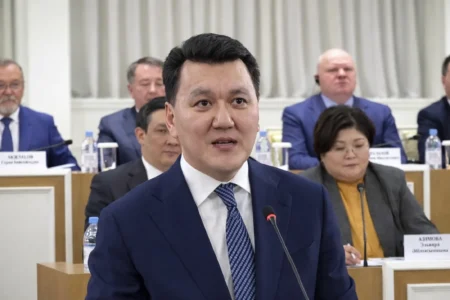 «Болып табылады»-ның соңғы күні: Мемлекеттік кеңесші Ата заңның тілін қалай түзеуде Ерлан Қарин