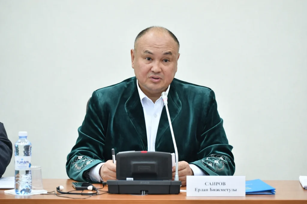 Сайыровтың сөздігі: «қатар» сөзі қазақ тіліне қандай пайда әкеледі Ерлан Сайыров депутат