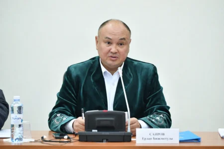 Сайыровтың сөздігі: «қатар» сөзі қазақ тіліне қандай пайда әкеледі Ерлан Сайыров депутат