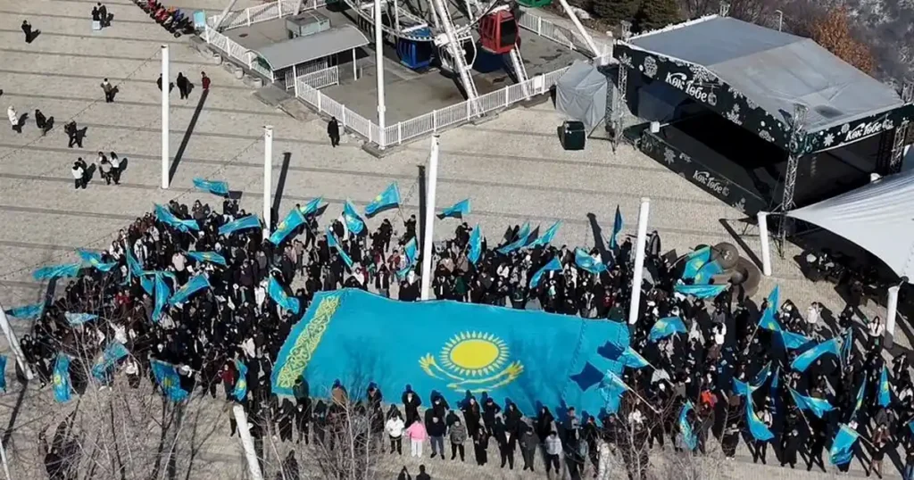Көктөбеде көк ту желбіреді: Алматы жастары Конституцияны қолдады Алматы қаласы флешмоб