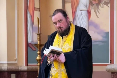 «Ұнтақпен» ұсталудың астары: Мәскеуден бөлінуді қалаған иеромонахтың соңғы уағызы Алматыда Кремль агрессиясына ашық қарсылық білдіріп