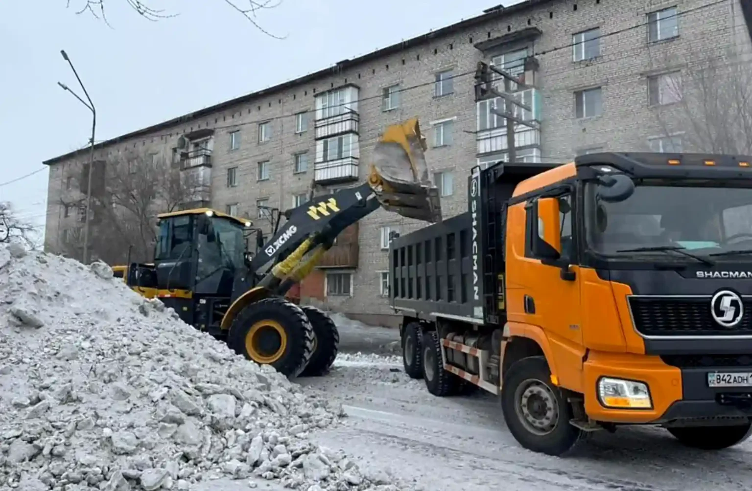 Жол қауіпсіздігі басты назарда: Абай өңірінде қар тазалау жұмыстары тоқтаусыз жүруде Қар тазалау Абай облысы