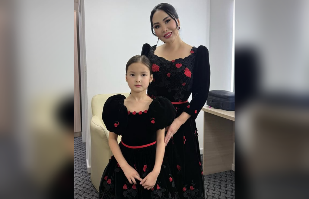 Ана арманы орындалған күн: Қарақат пен қызы сахнаға бірге шықты Қарақат қызымен