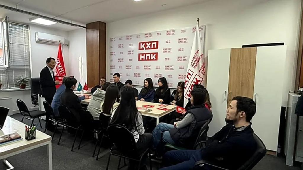 Аймақтық белсенділік: Халық партиясы Конституцияны түсіндіруге кірісті