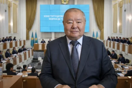 Конституция ұран емес, заң: Сүлейменов үнсіздік мөрін не үшін бұзды Майдан Сүлейменов Конституция