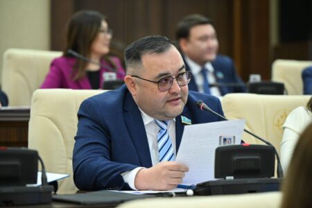 Қазақ тіліне қатысты ащы мысал: Депутат Нұртаза даулы пікіріне түсініктеме берді самат нұртаза