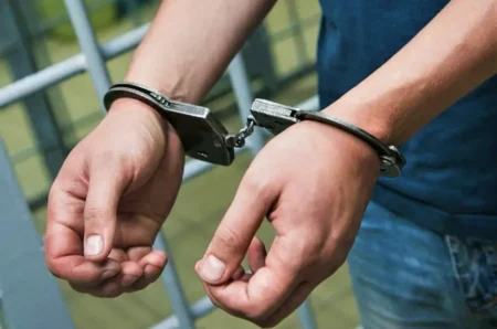 Прокуратура қызметкері 10 млн теңге алып қолға түсті Прокуратура қолына кісен салды