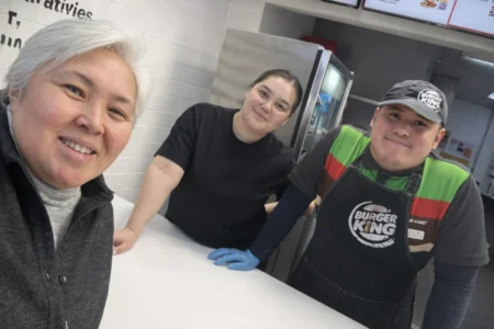 Абаевичтің аузындағы сағыз: Аутист баланың анасы мен Burger King өкілінің кездесуі айғаймен аяқталды Жанат Қаратай