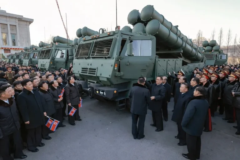 Ким Чен Ын зымыран