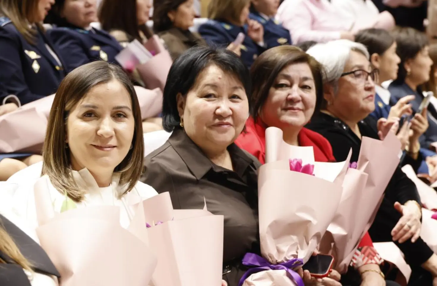 Әйелдерді құттықтау