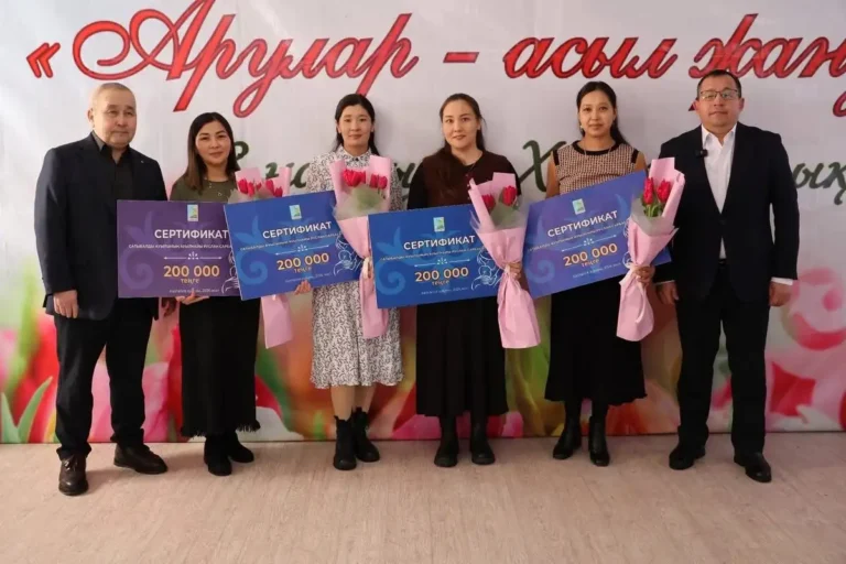 Казталов ауданында сәби сүйген аналарға ауылнай 200 мыңнан тарту етті аналар