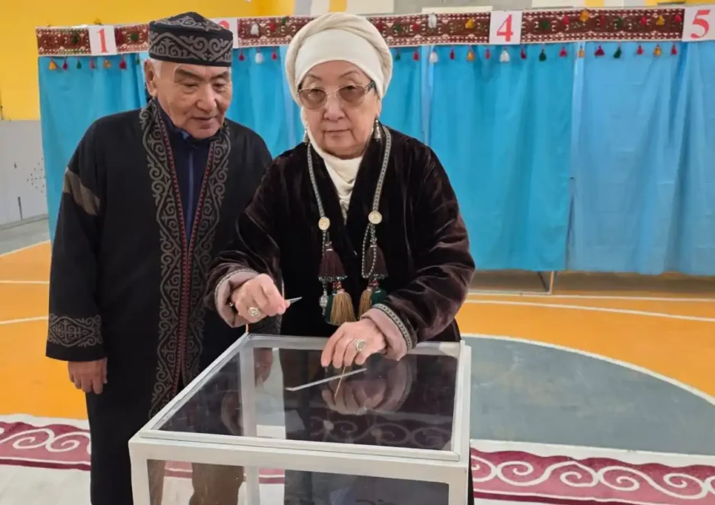 Маңғыстаулық еңбек ардагерлері республикалық референдумда белсенділік танытты ардагерлер