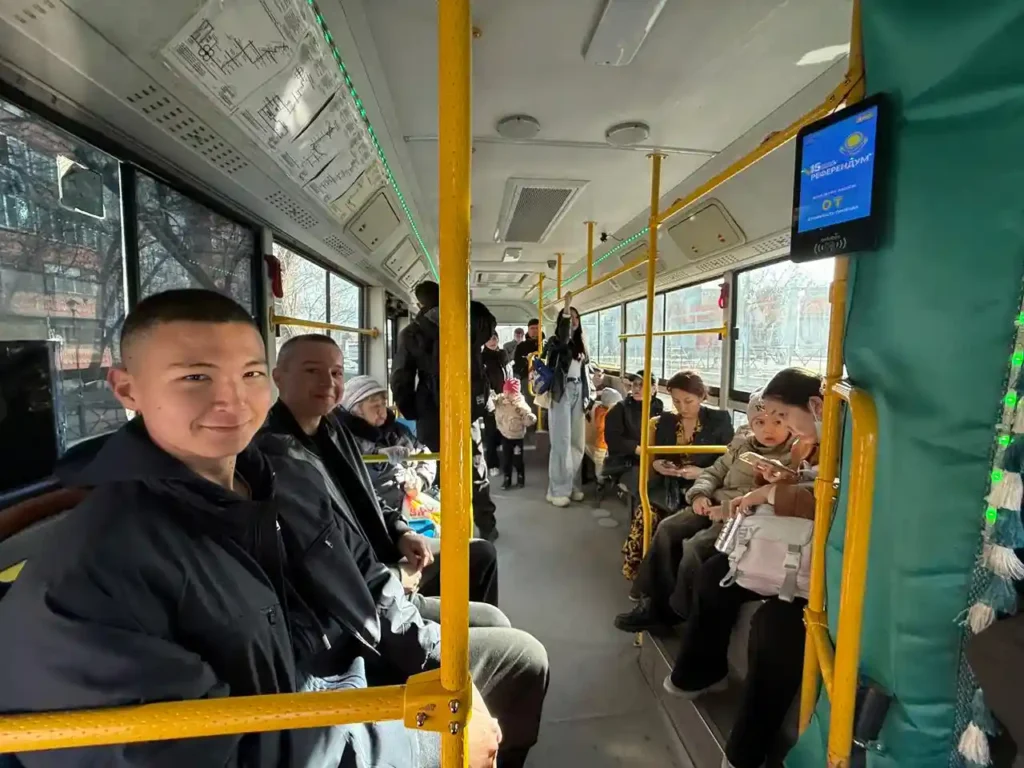 Референдум күні Қонаевта қоғамдық көлік тұрғындарға тегін қызмет көрсетті автобус жолаушы