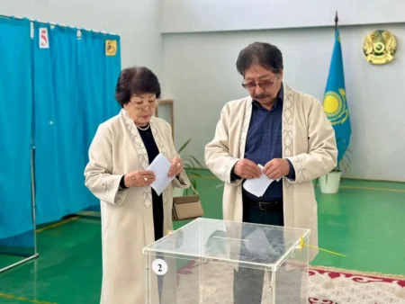 Маңғыстауда белгілі балалар ақыны Көмек Ыбырайұлы отбасымен дауыс берді Көмек Ыбырайұлы