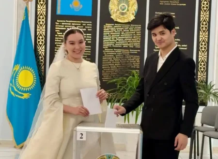 Референдум романтикасы: Маңғыстауда жас отбасы дауыс беруге катермен жетті жас отбасы