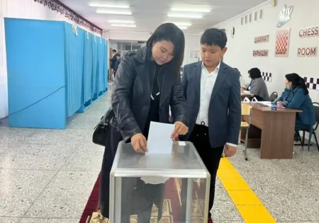 Маңғыстауда Қасым мен Жомарт есімді егіздердің ата-анасы референдумда дауыс берді