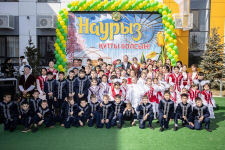 Әкім балалармен бірге ағаш отырғызды: Қонаевта жүрек жылытқан сәт