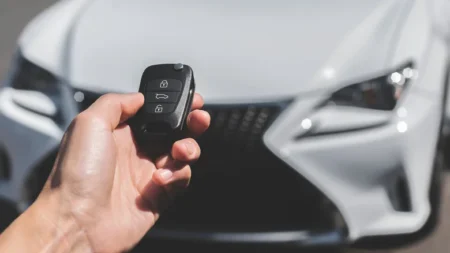 Автокөлік кілтінің сигналын күшейтудің таңғаларлық жолын білесіз бе? кіліт