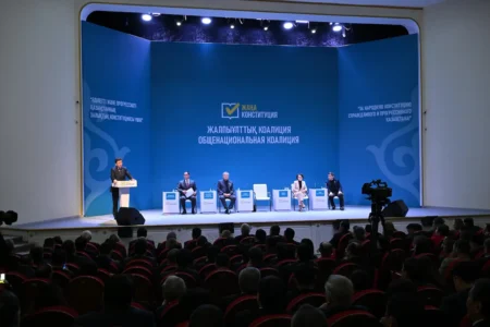 Атыраудағы «халықтық конституция» сапары: Қошанов қоғаммен не талқылады конституция