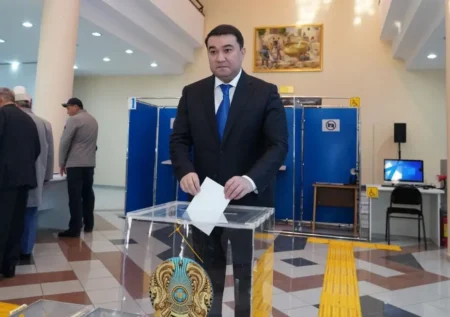 Түркістан облысының әкімі Нұралхан Көшеров алғашқылардың бірі болып дауыс берді Нұралхан Көшеров