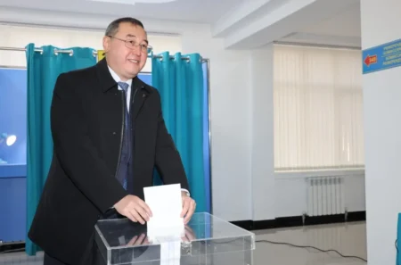 Алматы облысы әкімі референдумға қатысып, тұрғындарды белсенді болуға шақырды Марат Сұлтанғазиев