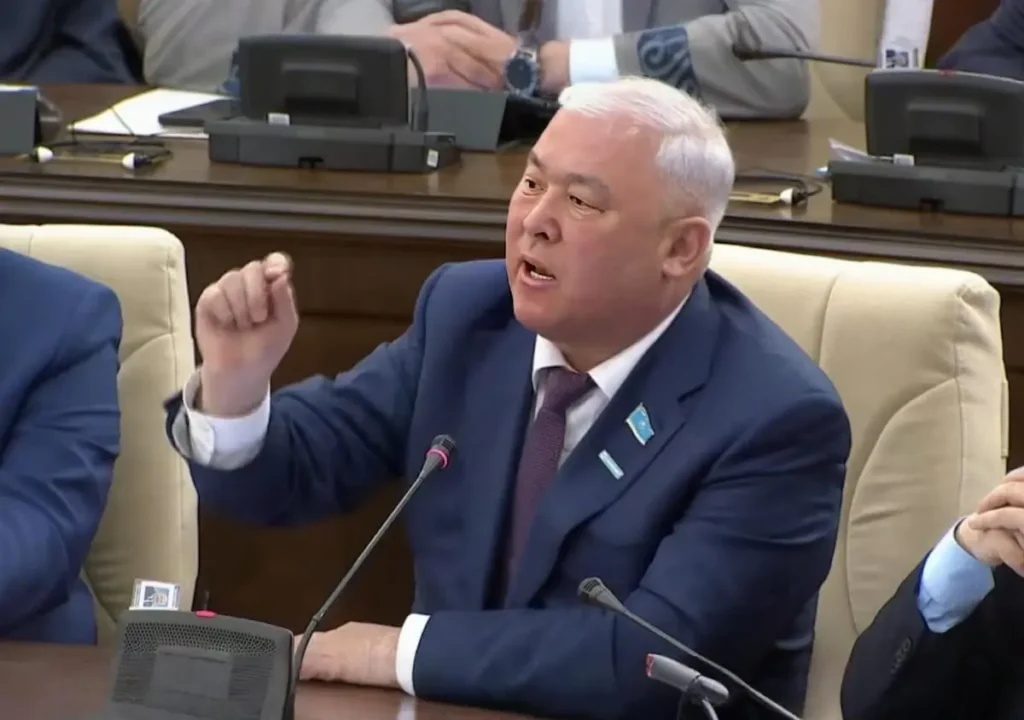 Шетелдегі соғыстан оралғандардың қаупі: Әбенов жазаны жұмсартуды қолдамайды Мурат Абенов