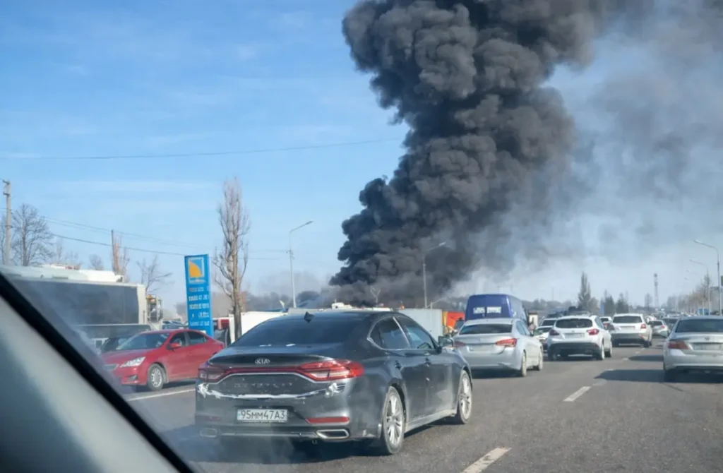«Адемнің» маңын қара түтін басып, қойма өртенді өрт