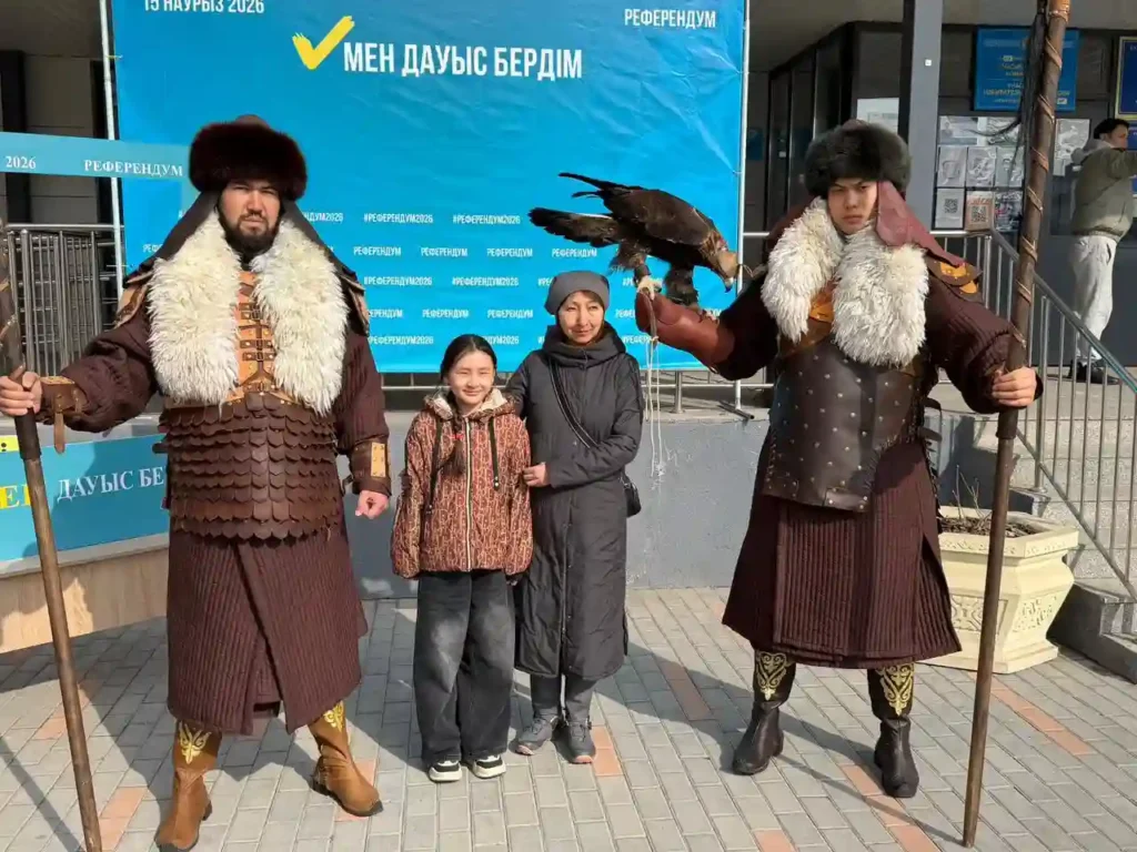 Алматының Наурызбай ауданындағы референдум учаскесіне батырлар келді Наурызбай