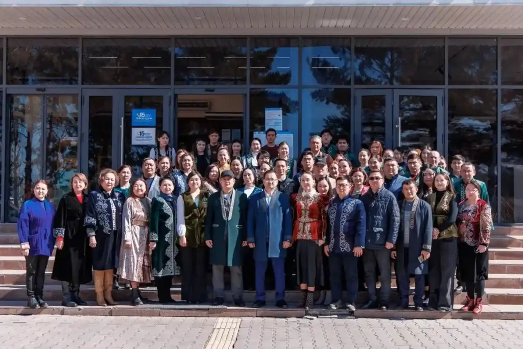 Жетісу университетінің 100-ден аса өкілі ұлттық киіммен референдумға қатысты Жетісу