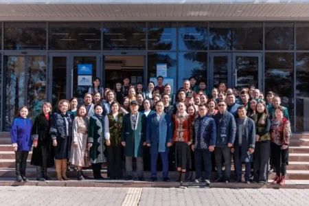 Жетісу университетінің 100-ден аса өкілі ұлттық киіммен референдумға қатысты Жетісу