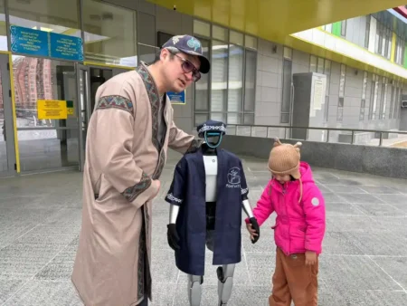 Маңғыстауда инновациялық жаңалық: Референдум учаскесінде ұлттық киімдегі робот тұрғындарды қарсы алды робот