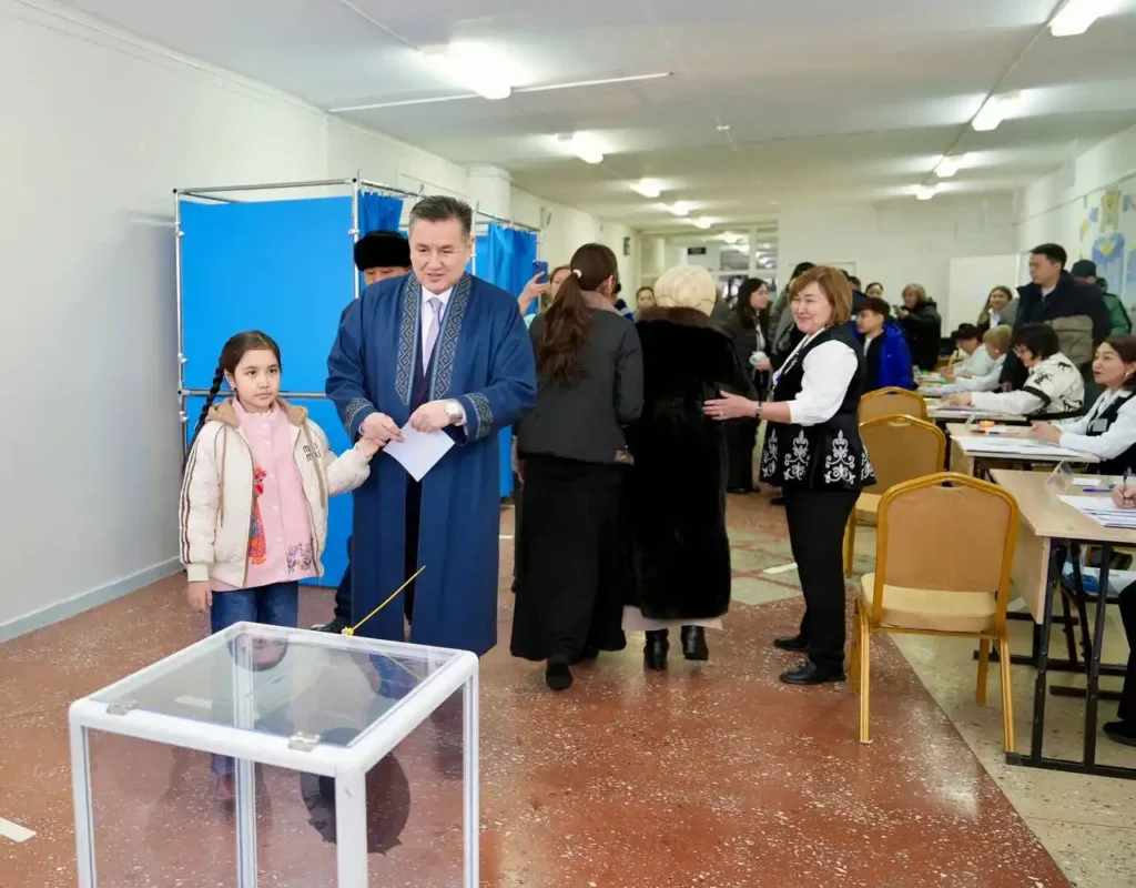 Отбасылық дәстүр: ШҚО әкімі референдумға балаларымен бірге келді ШҚО