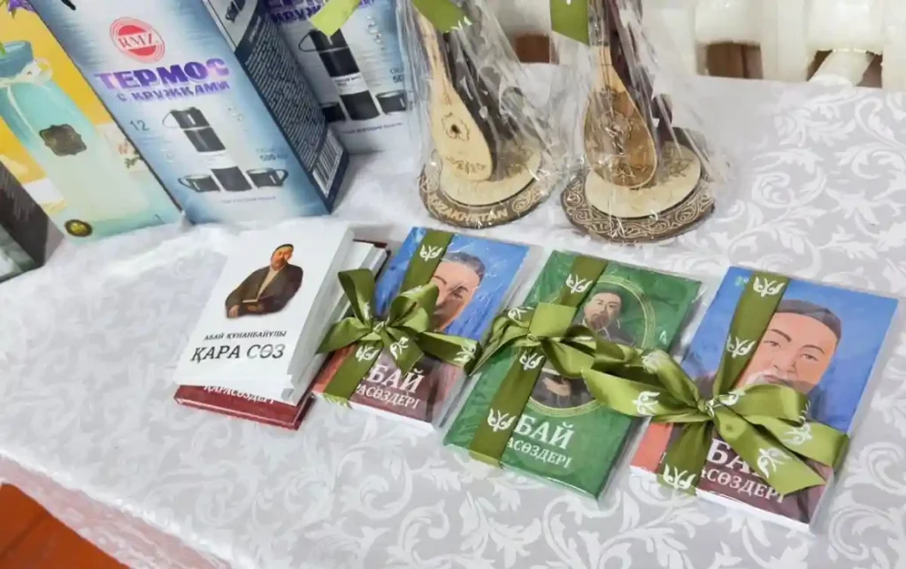 Түркістанда алғаш рет дауыс бергендерге Абайдың кітабы табысталды Абай кітабы